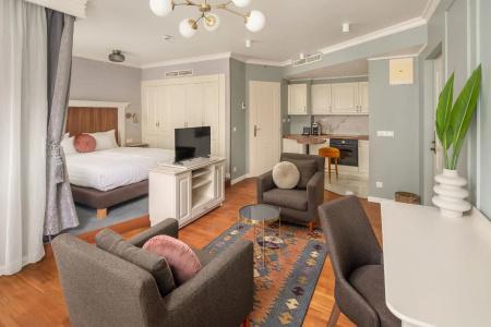 Queen's Court & Residence - 42