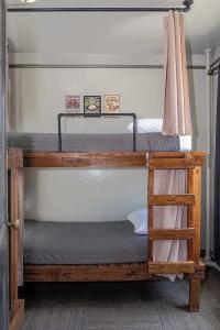 Gardner & Hostel - 85