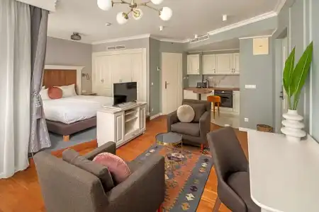 Queen's Court & Residence - 107