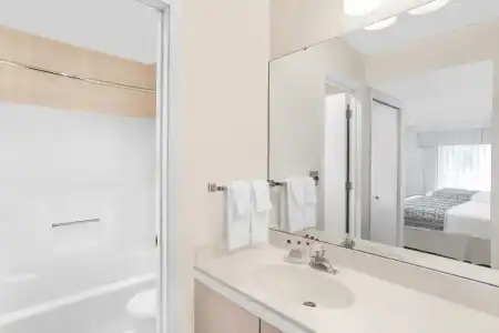 Hawthorn Extended Stay by Wyndham Green Bay - 23