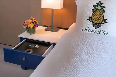 Staypineapple, Rose, Downtown Portland - 100