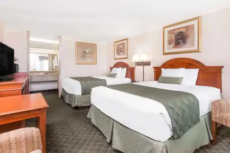 Ramada Macon - 4