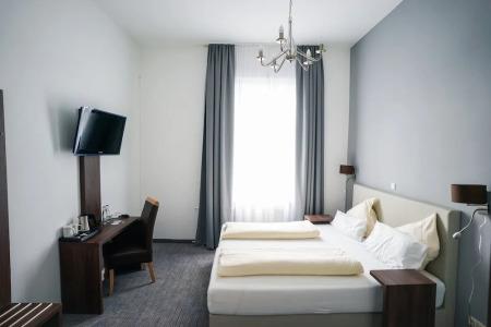 am Schloss Biebrich - 18