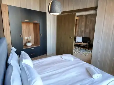 BOUTIQUE Entry E - 2