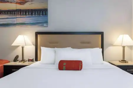 Days Inn & Suites by Wyndham Lakeland - 37