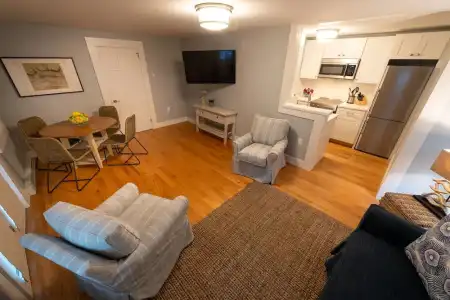 Town & Tide Inn - 6