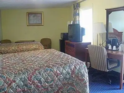 Whispering Pines Motel - 5