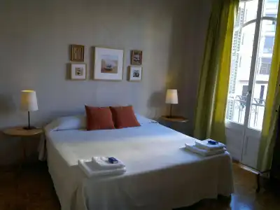 Ally's Guest House Barcelona B&B - 2