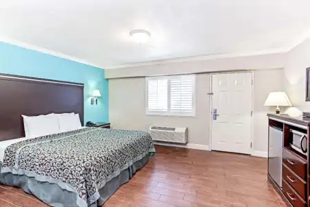 Days Inn by Wyndham Long Beach City Center - 24