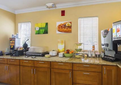 Hampton Inn Fresno Airport - 11