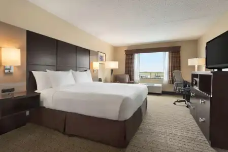 DoubleTree by Hilton Wichita Airport - 4