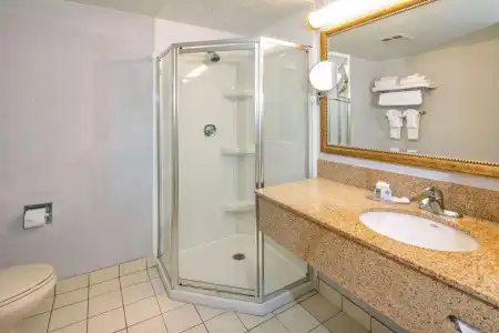 Comfort & Suites - 8