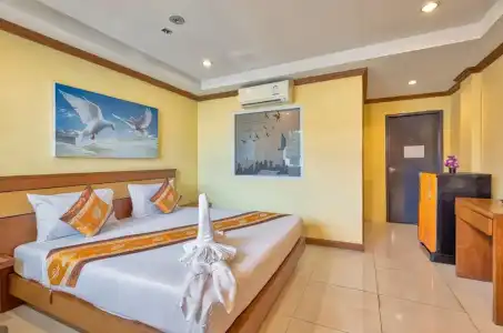 TJ Patong - 20