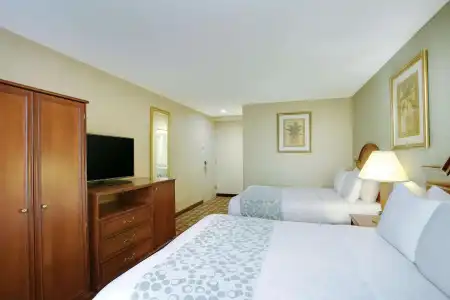 La Quinta Inn by Wyndham Queens - 20