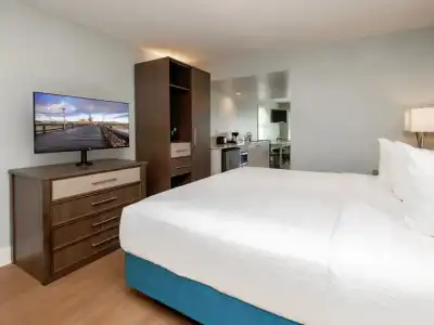 Commander & Suites - 102