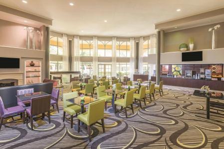 La Quinta Inn & Suites by Wyndham Univ Area Chapel Hill - 19
