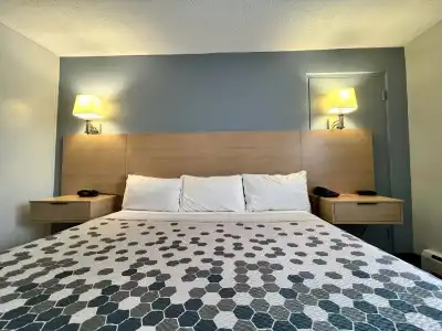 Econo Lodge Motel Village - 59