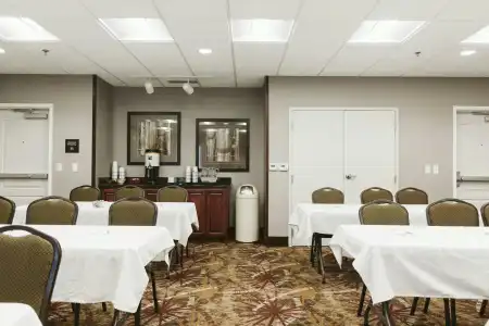 Hampton Inn Bismarck - 38