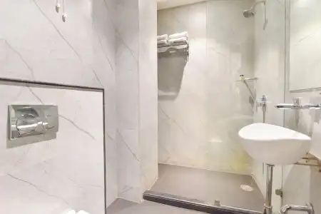 FabElite Park Inn - 9