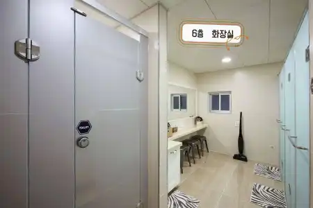 First Guest House - Hostel - 7