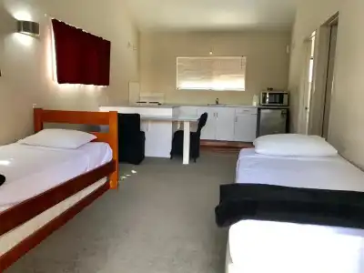 Rayland Epsom Motel - 17