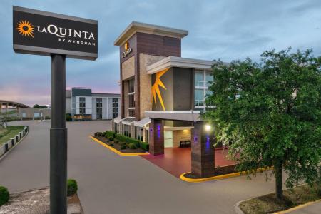 La Quinta Inn & Suites by Wyndham Dallas I-35 Walnut Hill Ln - 27
