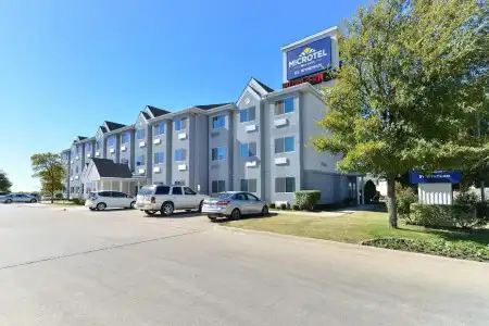 Quality Inn & Suites Fort Worth North - Haltom City - 16