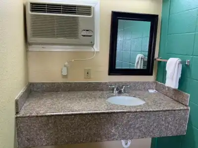 Pinn Road Inn and Suites - 27
