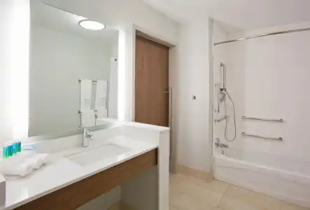 Holiday Inn Express & Suites Des Moines Downtown by IHG - 9