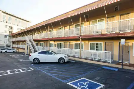 Hollywood La Brea Inn - 12