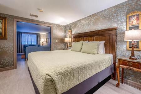 Red Coach Inn - 102