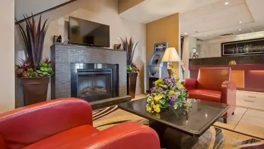Best Western Plus Burlington Inn & Suites - 1