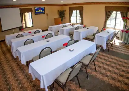 Best Western Plus Raffles Inn & Suites - 22