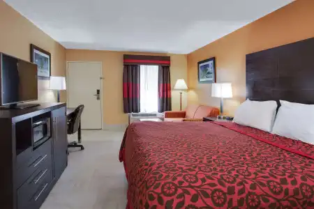 Days Inn by Wyndham Sarasota Bay - 3