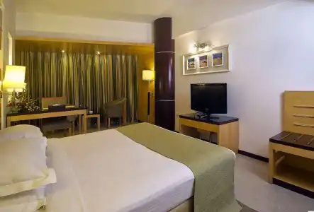 Peninsula Grand - 33