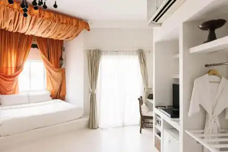 At Niman Conceptual Home - 6