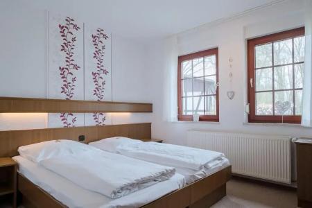 & Restaurant Lindengarten - 49