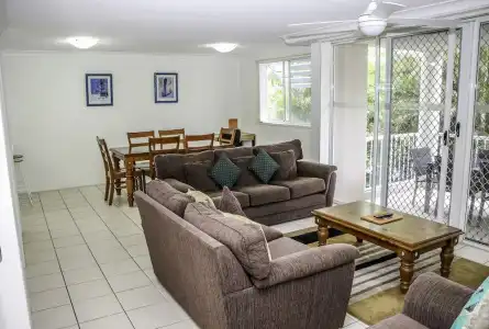 Surfers Beach Holiday Apartments - 23
