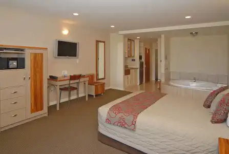 Pebble Beach Motor Inn - 3