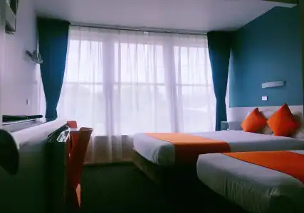 Waterfront Lodge Motel - 2