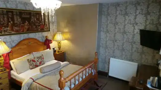 Brookside & Restaurant - 77