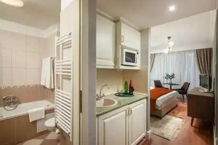 Queen's Court & Residence - 86