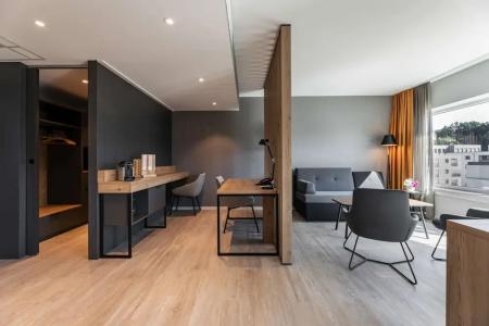 Piazza und Restaurant - 83