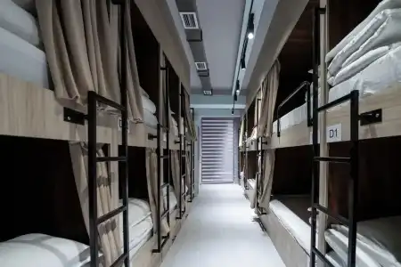 Qlife Capsule Hostel - 5