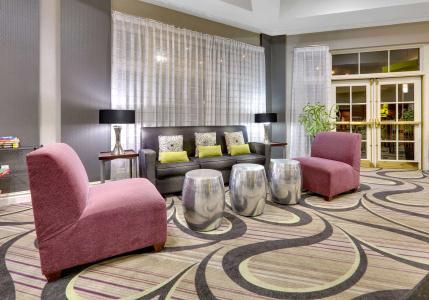 La Quinta Inn & Suites by Wyndham Dallas North Central - 1