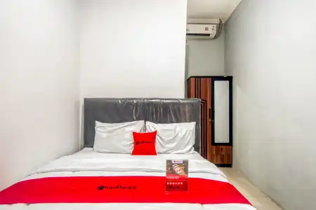 RedDoorz near Graha Cijantung Mall - 15