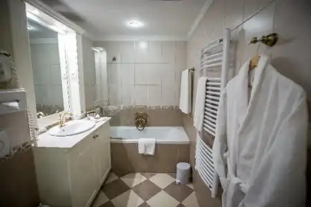Queen's Court & Residence - 56