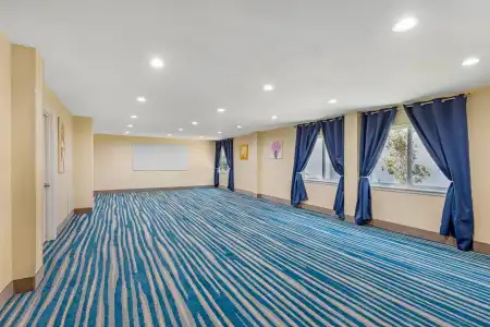 Quality Inn & Suites Plano East - Richardson - 15