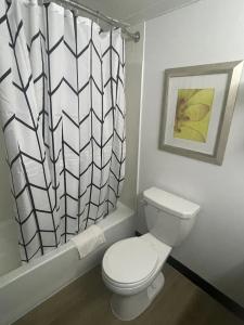 Days Inn by Wyndham Erie - 17