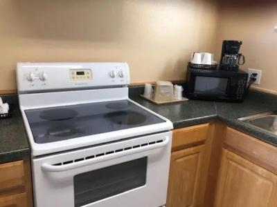 Pinn Road Inn and Suites - 25
